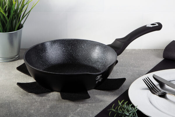 Gili keptuve su dviem angomis 24 cm Black Silver Collection NEMOKAMAS PROTEKTORIUS Berlinger Haus BH 6185 4 scaled