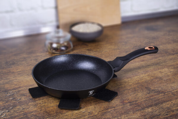 Keptuve 20 cm Black Rose Collection NEMOKAMAS PROTEKTORIUS Berlinger Haus BH 1633N 7 scaled