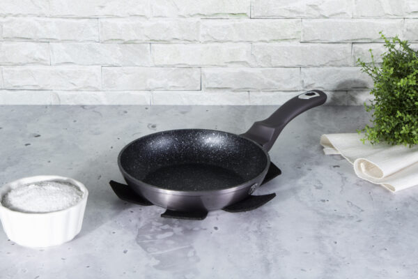 Keptuve 20 cm Metallic Line Carbon Pro Edition NEMOKAMAS PROTEKTORIUS Berlinger Haus BH 6888 10 scaled