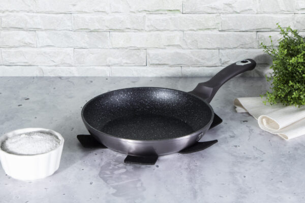 Keptuvė, 24 cm, "Metallic Line Carbon Pro Edition