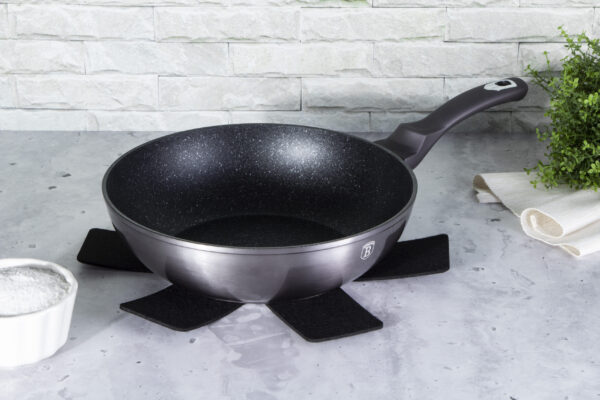 Wok 28 cm Metallic Line Carbon Pro Edition NEMOKAMAS PROTEKTORIUS Berlinger Haus BH 6900 7 scaled