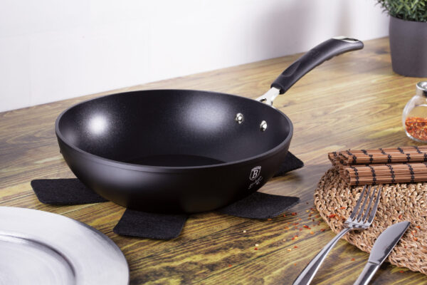 Wok 28 cm juodas Professional Line NEMOKAMAS PROTEKTORIUS Berlinger Haus BH 6126 7 scaled